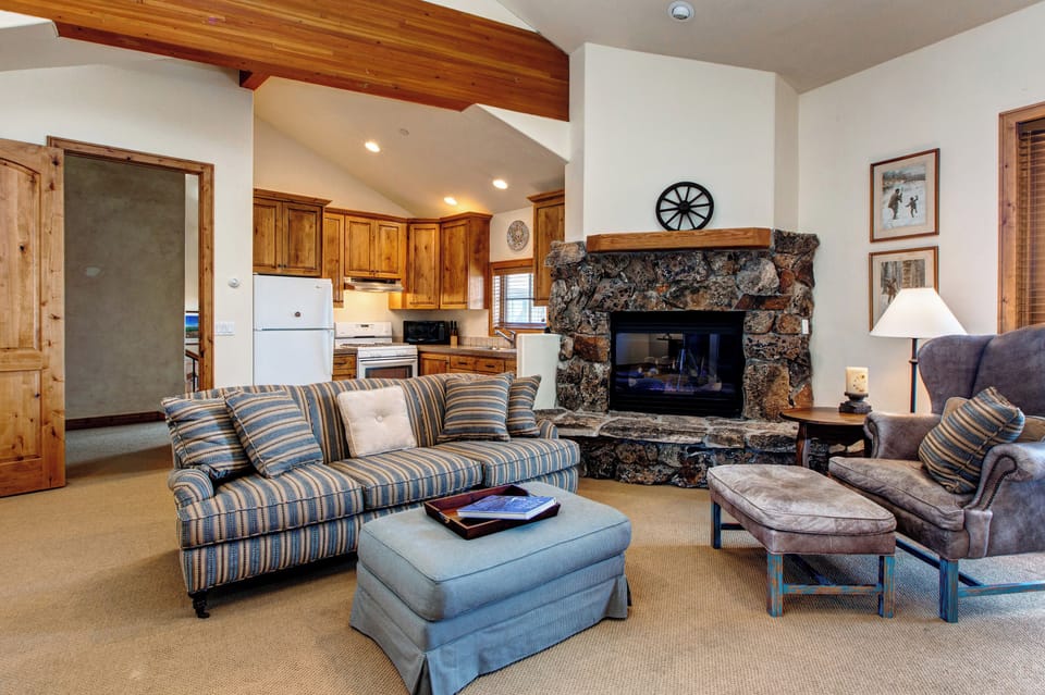 FULL SERVICE SUITE - Add'l accommodations for 1-5 persons (upcharge applies)