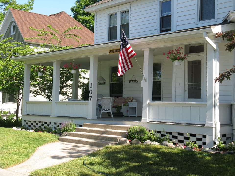 Front of house facing Dixon Ave.