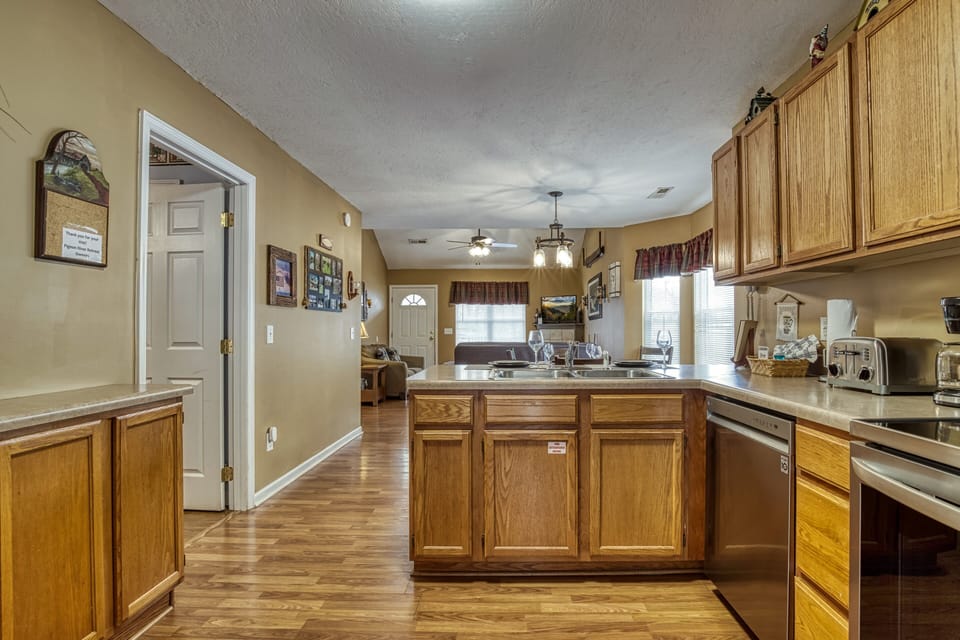 Vacation Rental in the Smokies "Pigeon River Retreat" - Fully furnished kitchen and bar top