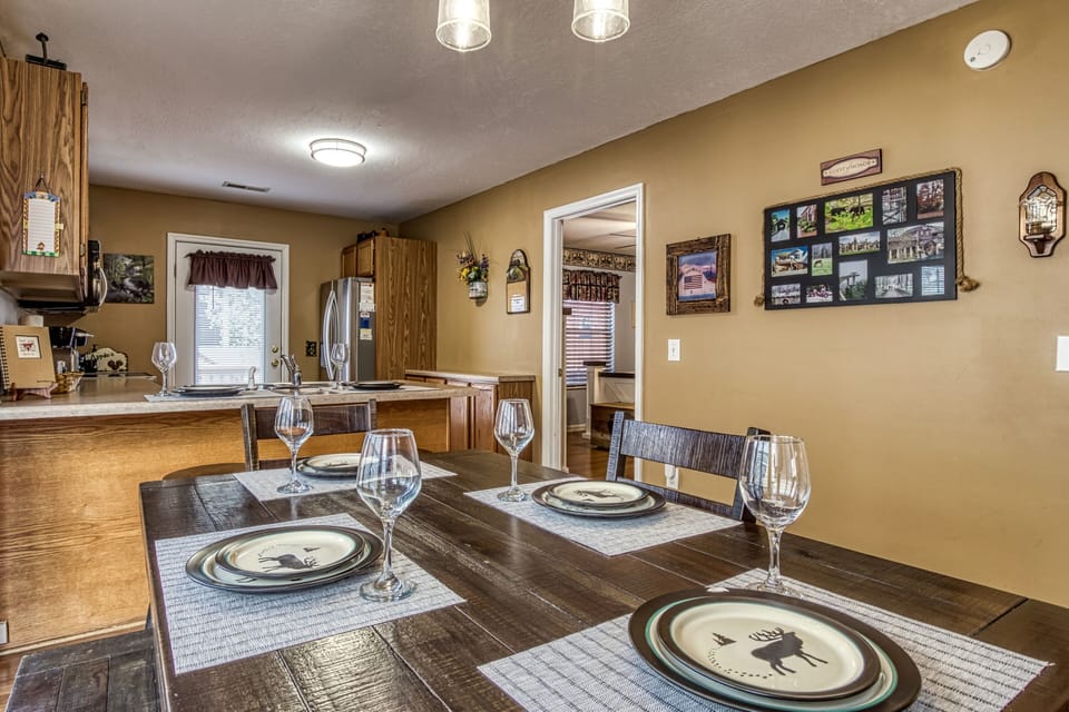 Vacation Rental in the Smoky Mountains "Pigeon River Retreat" - Dining table