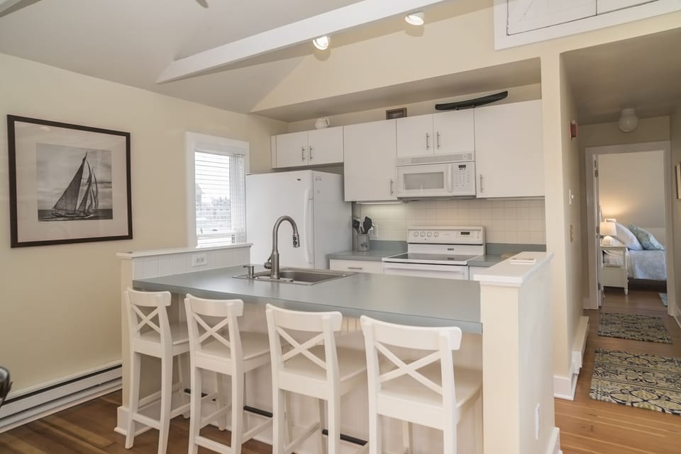 Kitchen with breakfast bar
