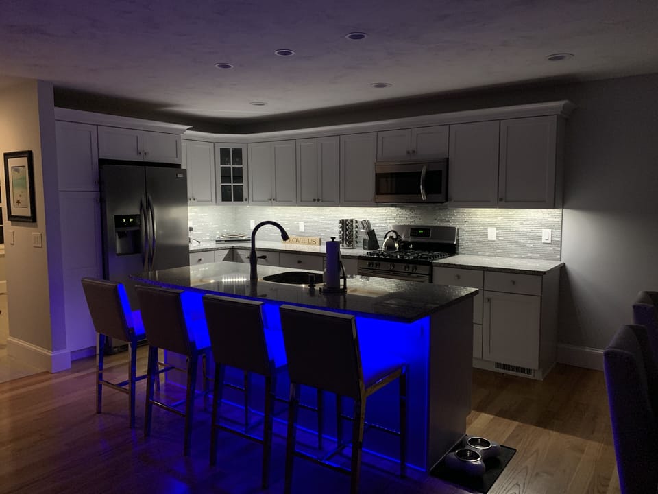 Under cabinet and island lighting (lighting color can be changed).