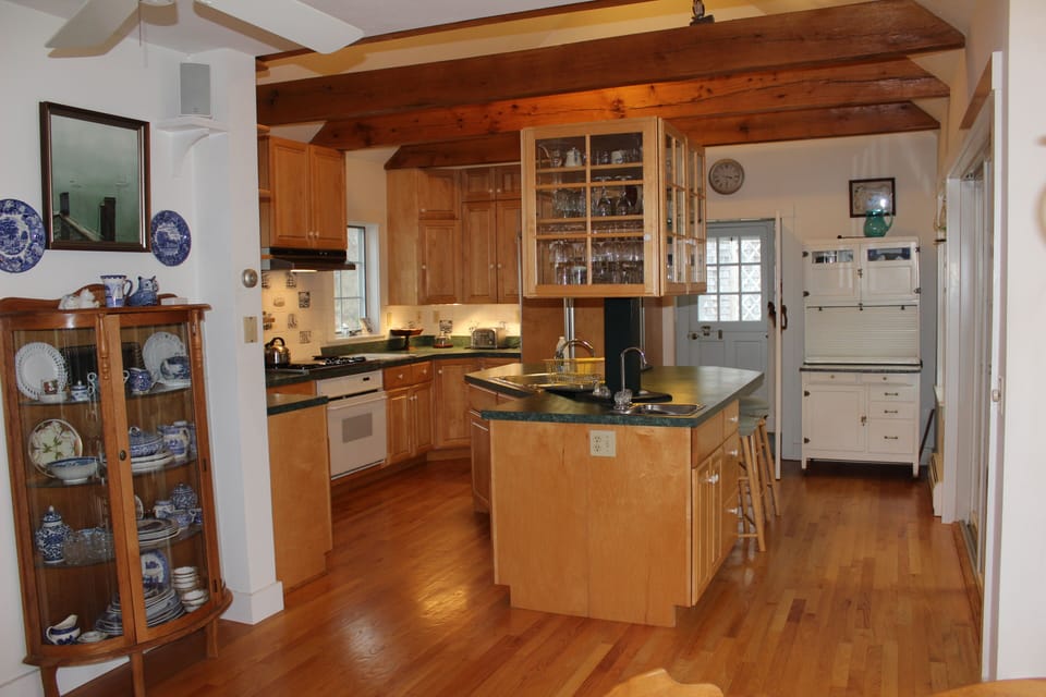 Spacious kitchen w/ dishwasher, gas range/oven, large fridge, microwave, etc