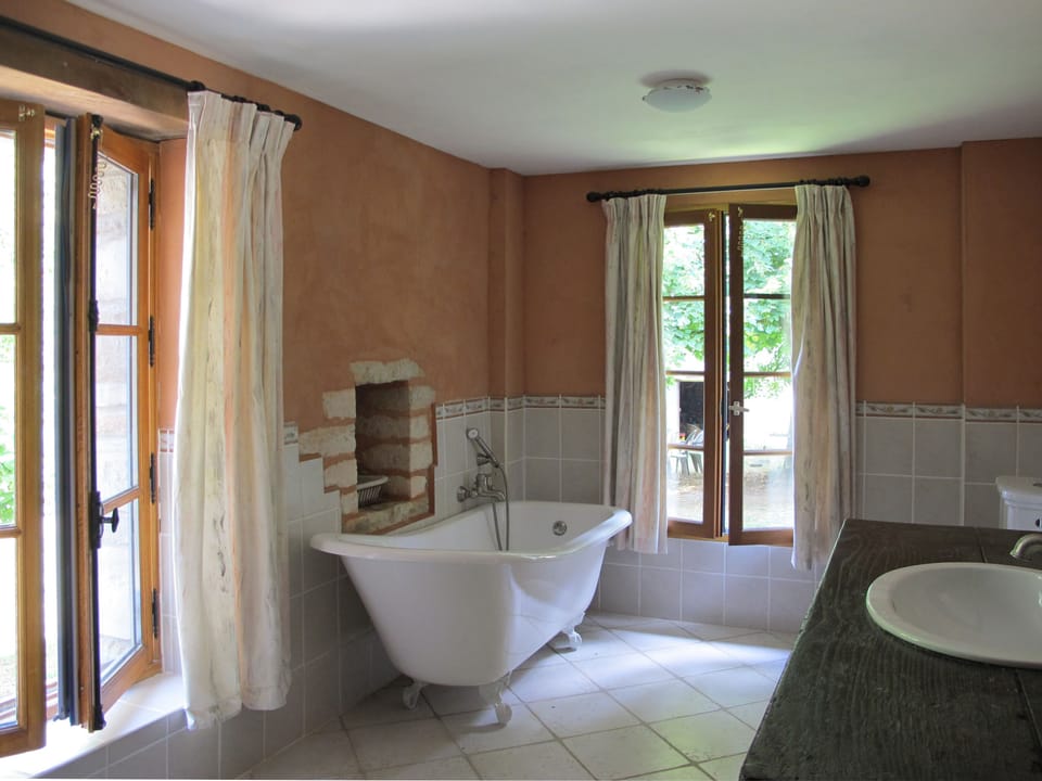 downstairs bathroom en-suite to downstairs double room. Also shower (unseen)