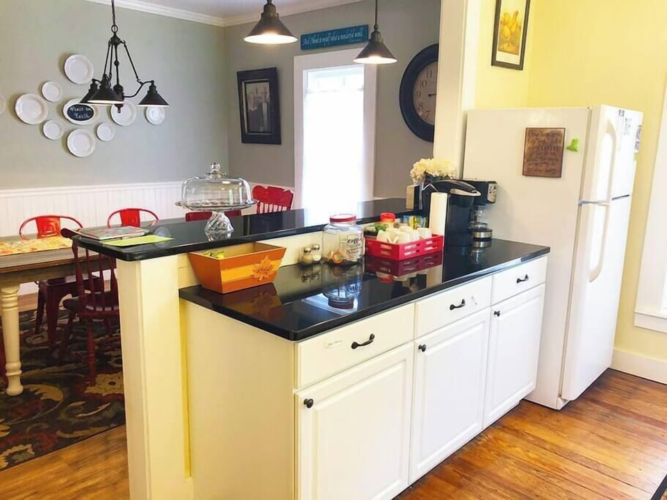 Kitchen - Coffee Pots, Toaster, Refrigerator & More!