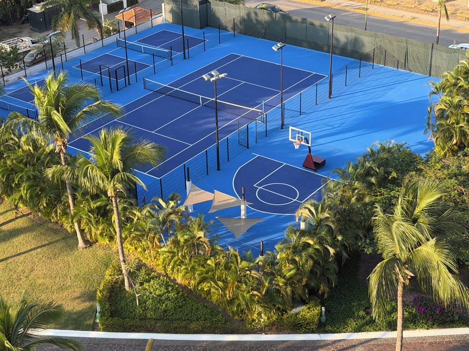 NEW - PICKLEBALL - EQUIPMENT IN CONDO + TENNIS & BASKETBALL COURTS