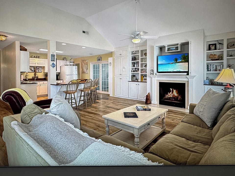 2nd floor living room (pic 4)