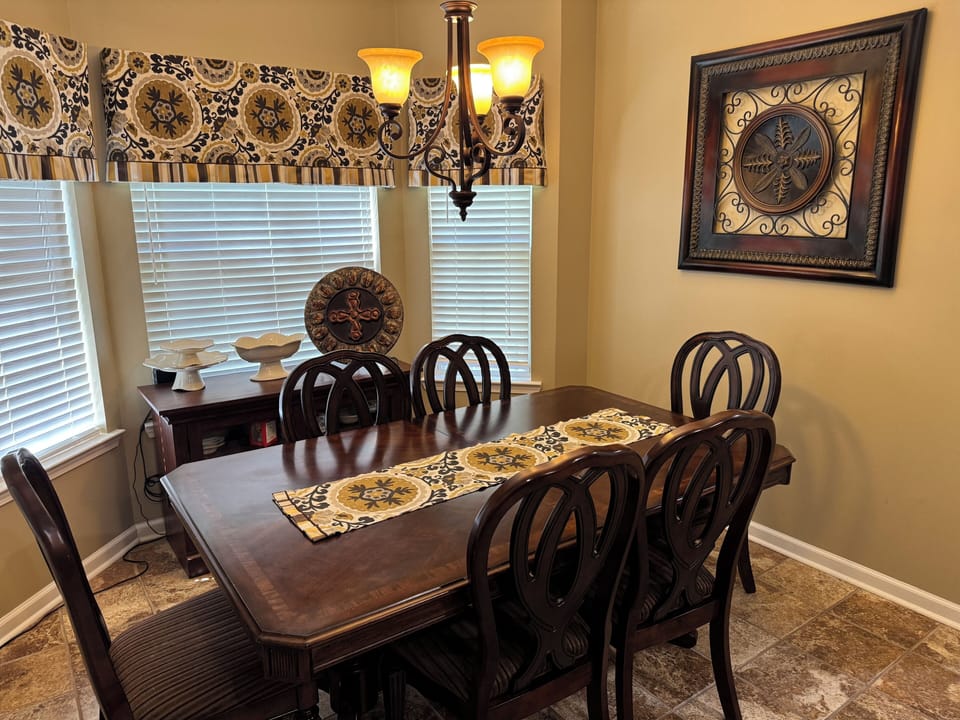 Dining Room (Table for 6)