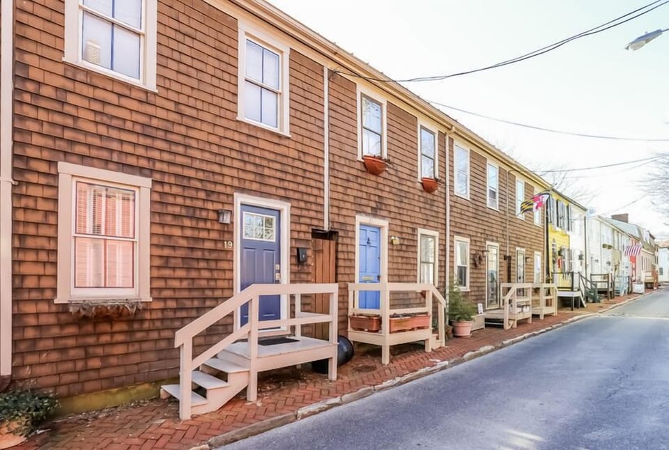 Exterior of 19 Pinkney