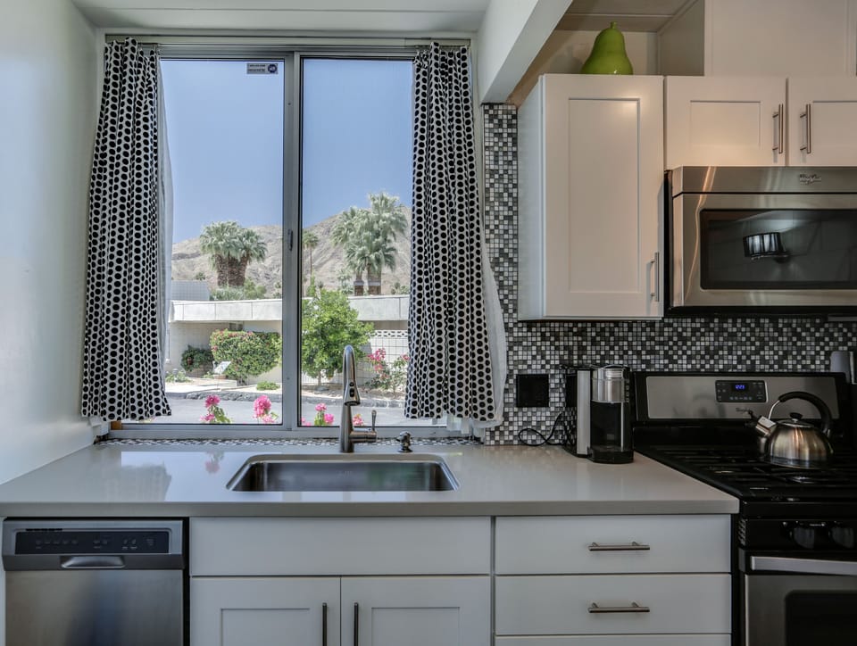Doing the dishes never looked so good!