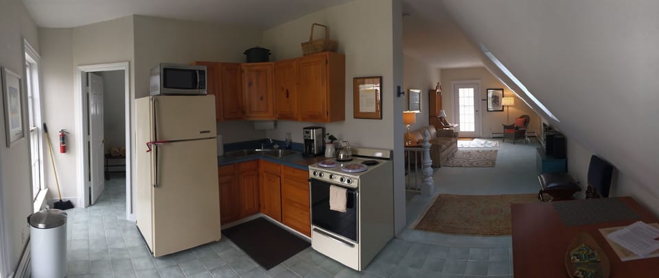 open kitchen and living...plenty of space for lobster...
