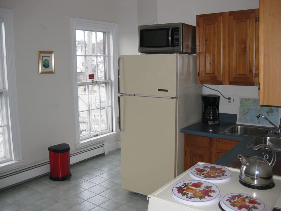 Kitchen is bright, and eat in...