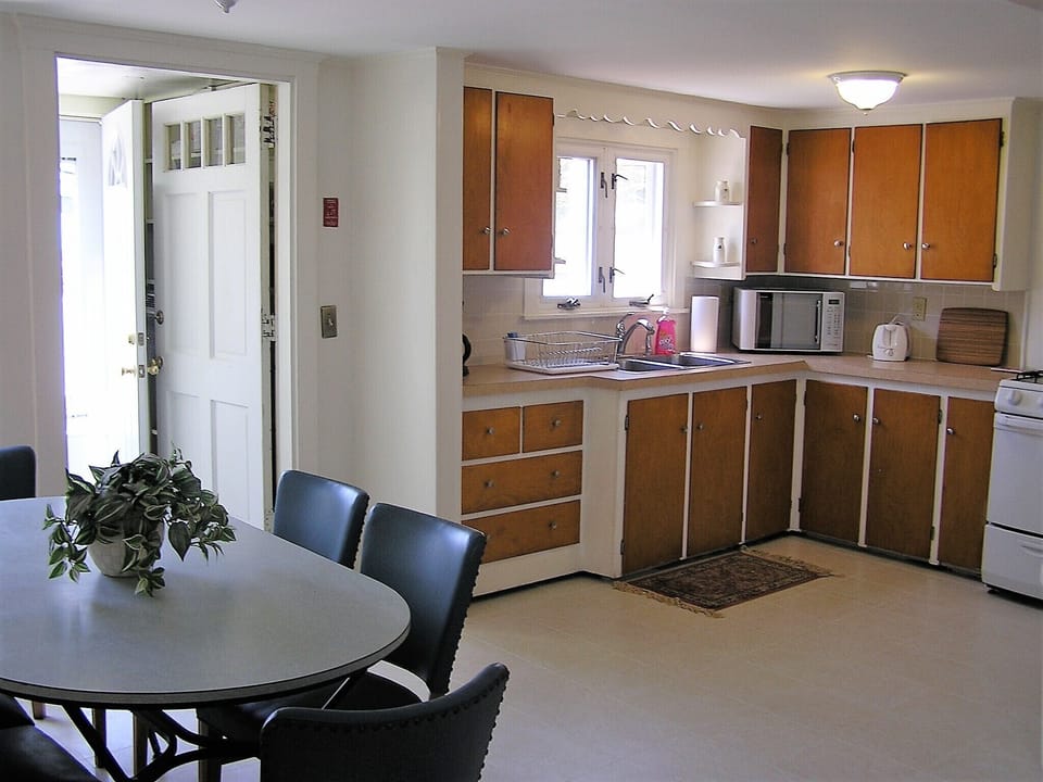 Kitchen & Dining Area