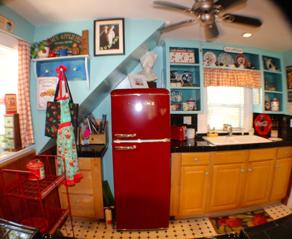 Retro " I love Lucy" kitchen! Sunny and bright!