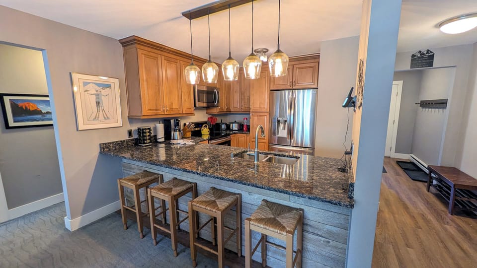 Beaver Creek West Condo H-2 kitchen with breakfast bar