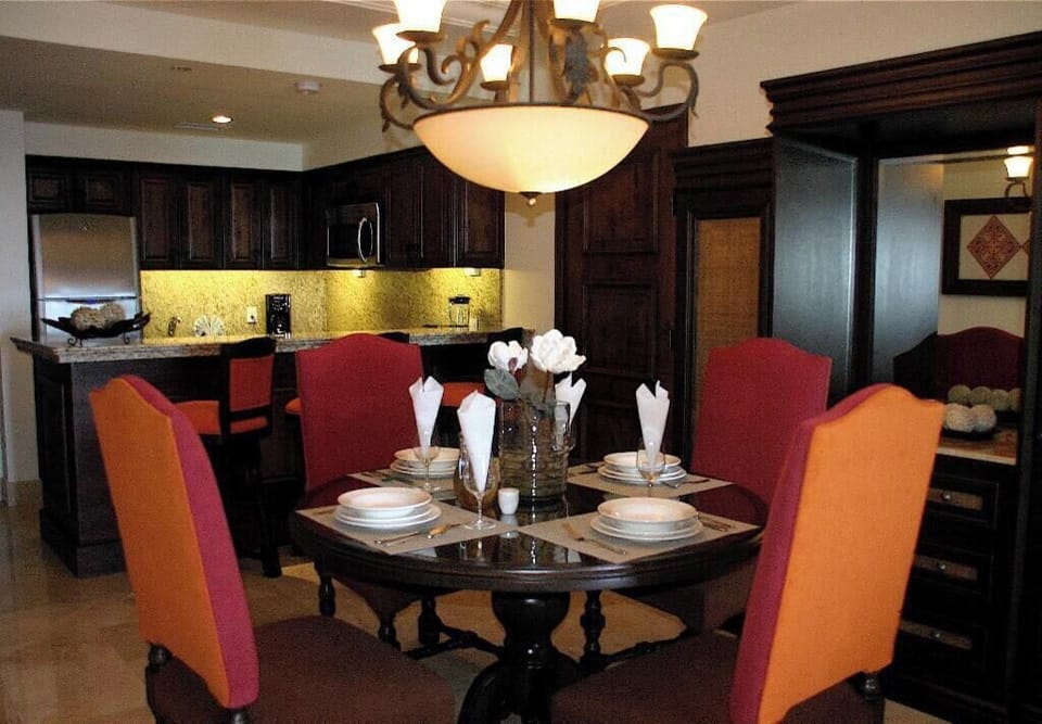 Beautiful kitchen and dining area!
