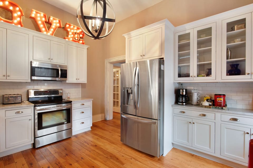 Fully stocked kitchen (1)