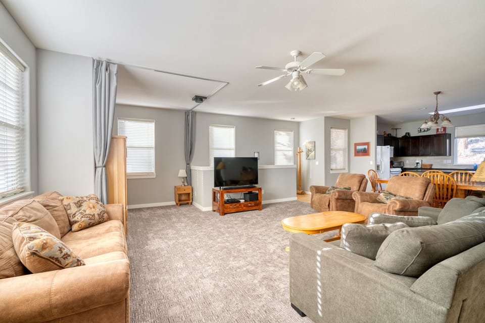 Huge Great-room with 9' ceilings!