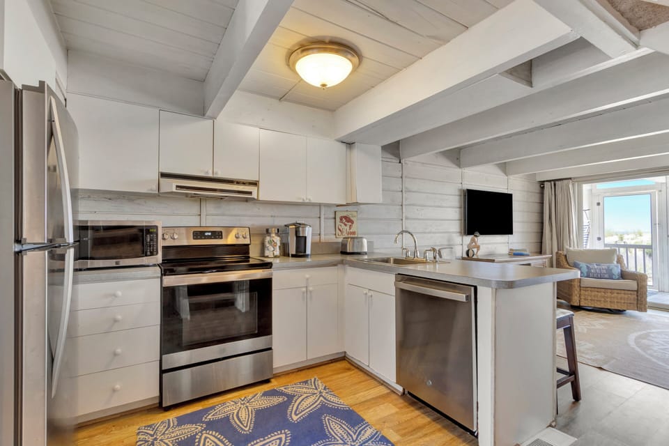 A Fully Equipped Kitchen for Easy Coastal Living