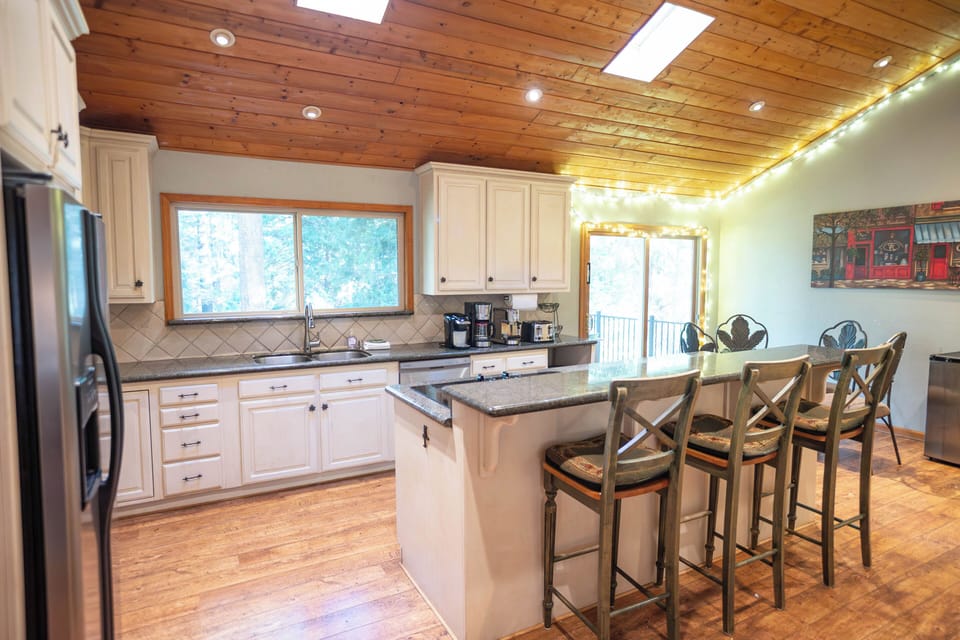 Bartop seating area in kitchen.