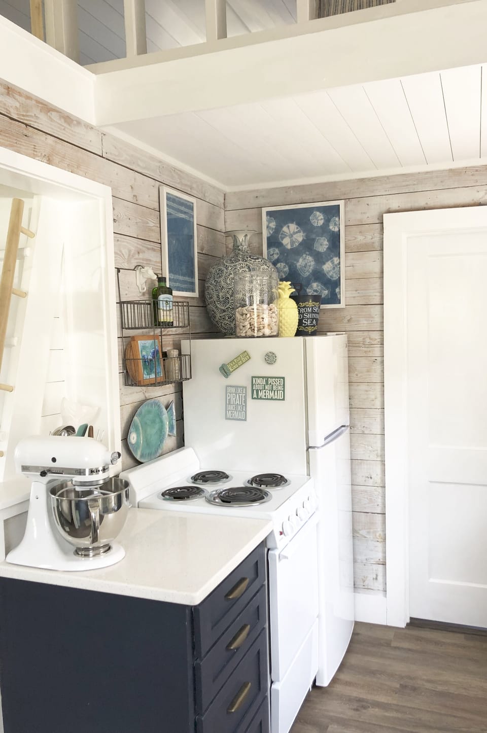 Kitchen - Stove & Refrigerator