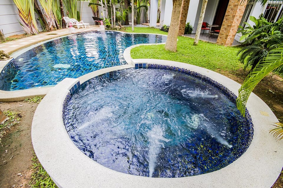 8 Beds Tawanron Villa with private pool.