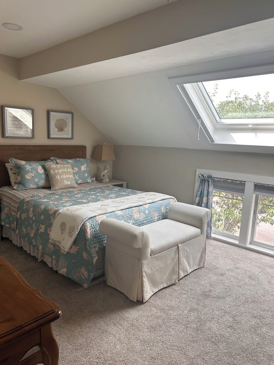 2nd Floor bedroom with Queen bed, large walk-in closet 