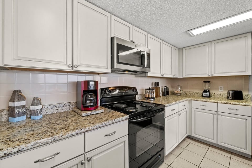 Granite counter tops, ice maker, microwave, blender, spices, Kureg and Mr Coffee