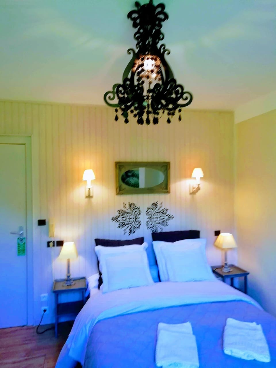 Room Saillagouse c @ la mirabelle - casteil Country House 