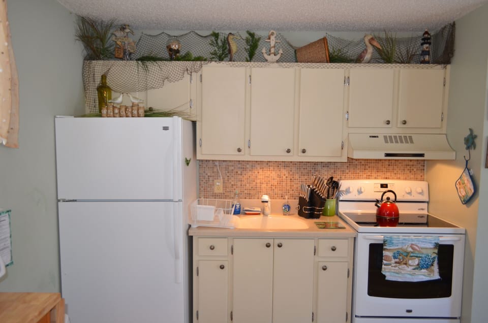 Beachy and fun kitchen decor equipped with everything you need to feel at home.
