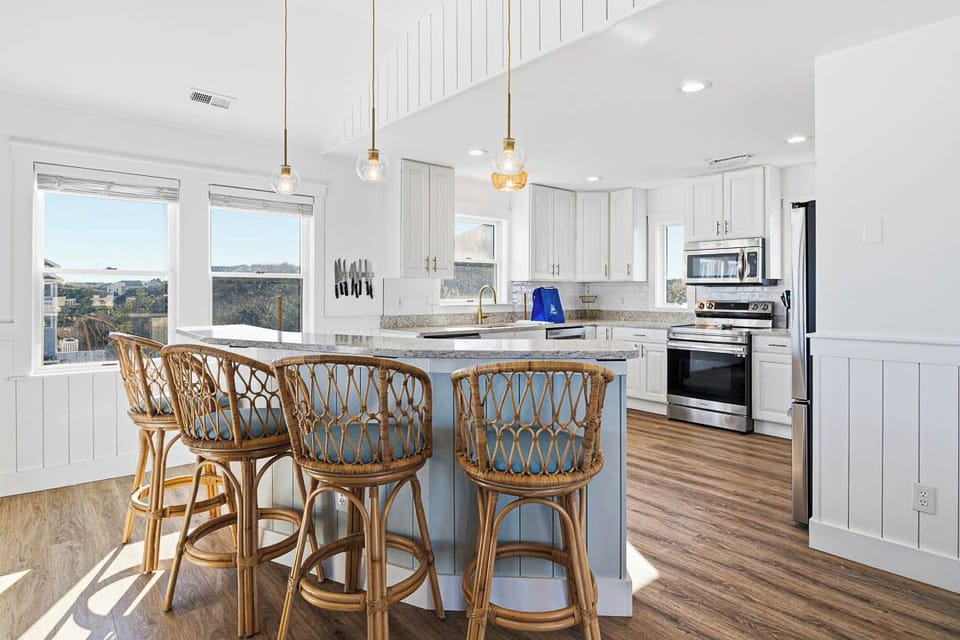 Top-Level Kitchen with Bar (seats 4)