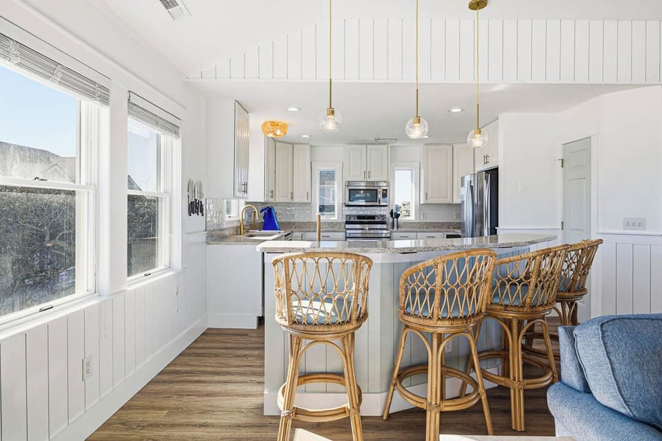 Top-Level Kitchen with Bar (seats 4)