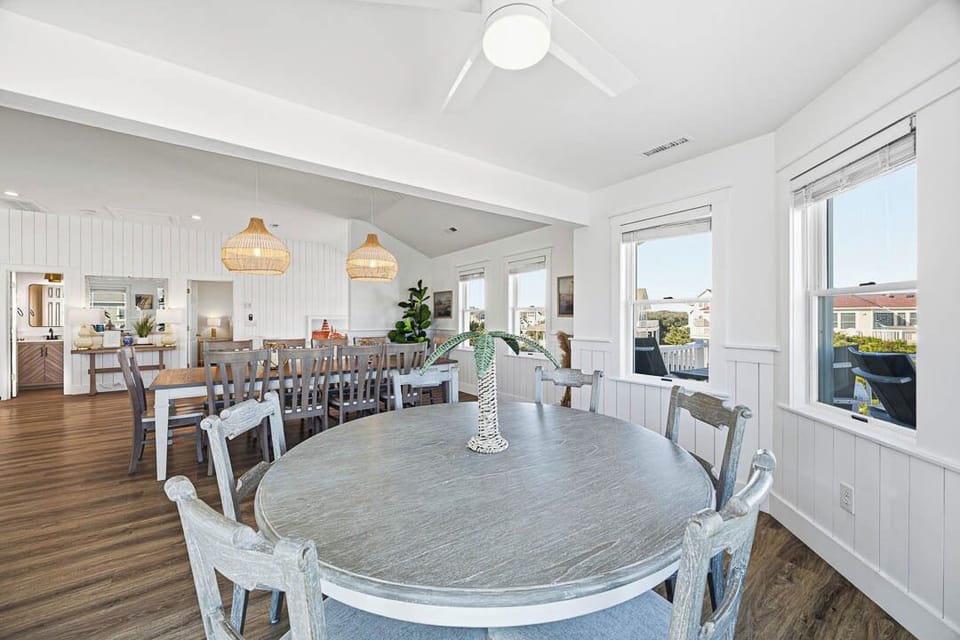 Top-Level Dining Room with Additional Table (seats 6)
