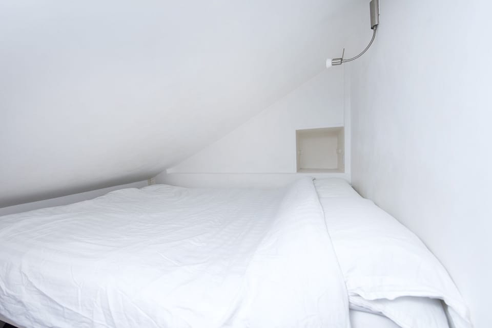 Cozy double bed for 2 with Egyptian cotton bedding