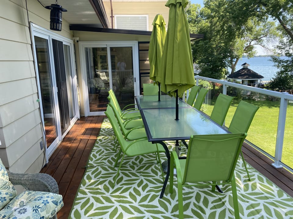 Outdoor deck, rate for family gatherings and dining
