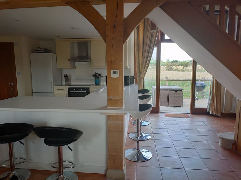 Fully equipped kitchen with dishwasher, washing machine & fridge freezer. 