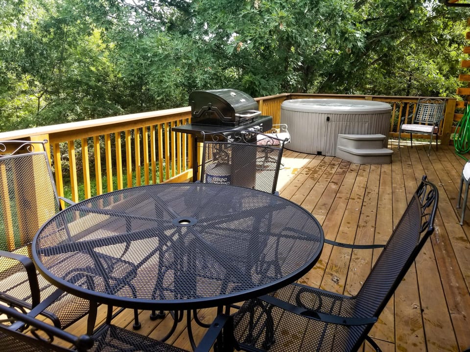 Private Back Deck with Grill &amp; Hottub