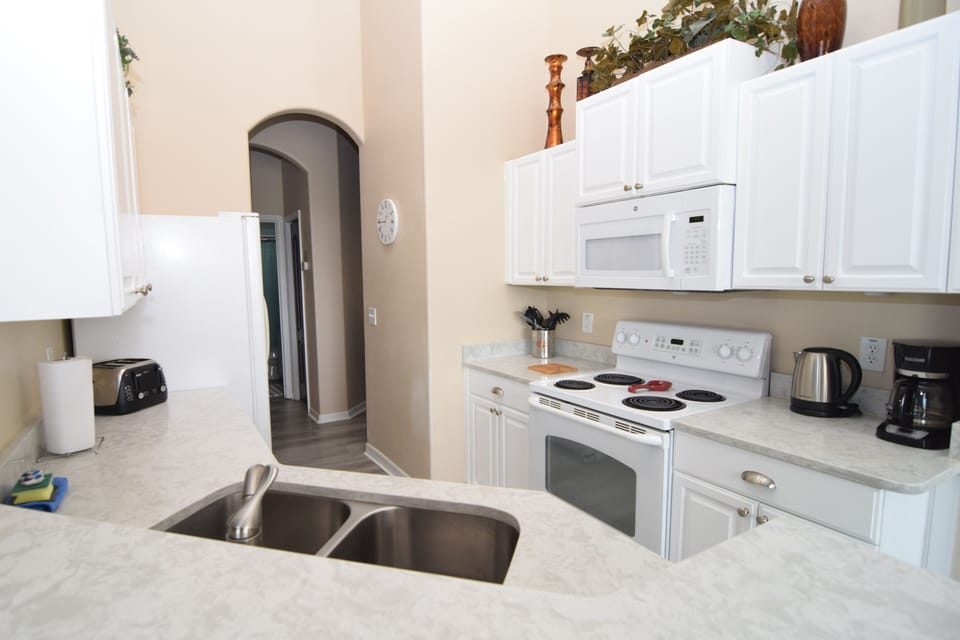 Fully equipped kitchen with granite counters, oven, hob, dishwasher etc
