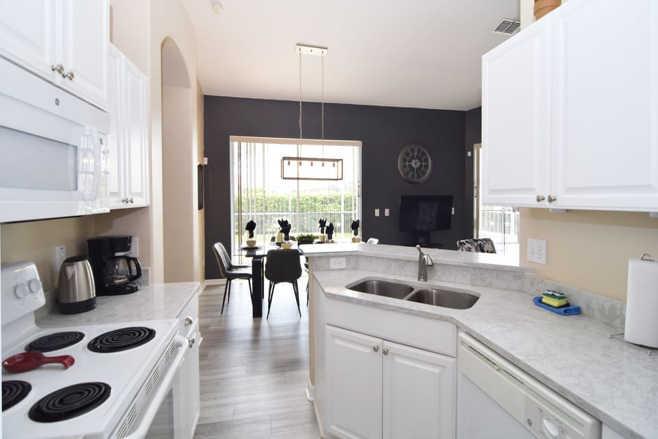 Fully equipped kitchen with granite counters, oven, hob, dishwasher etc