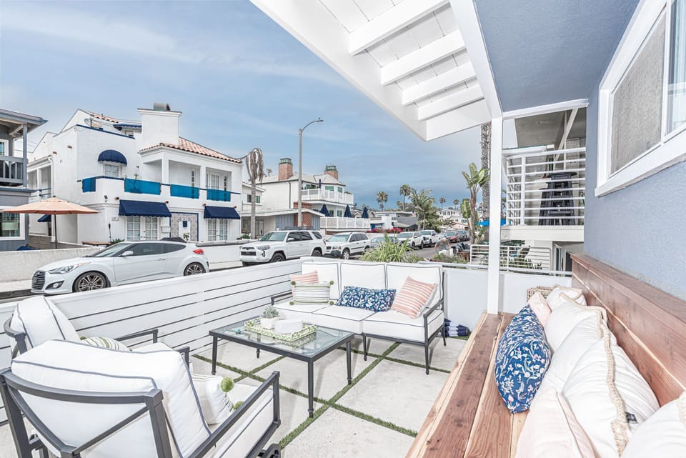 Unwind on the front patio's cushioned conversation area with your morning cup of coffee, a beach read, or a sunset cocktail.
                