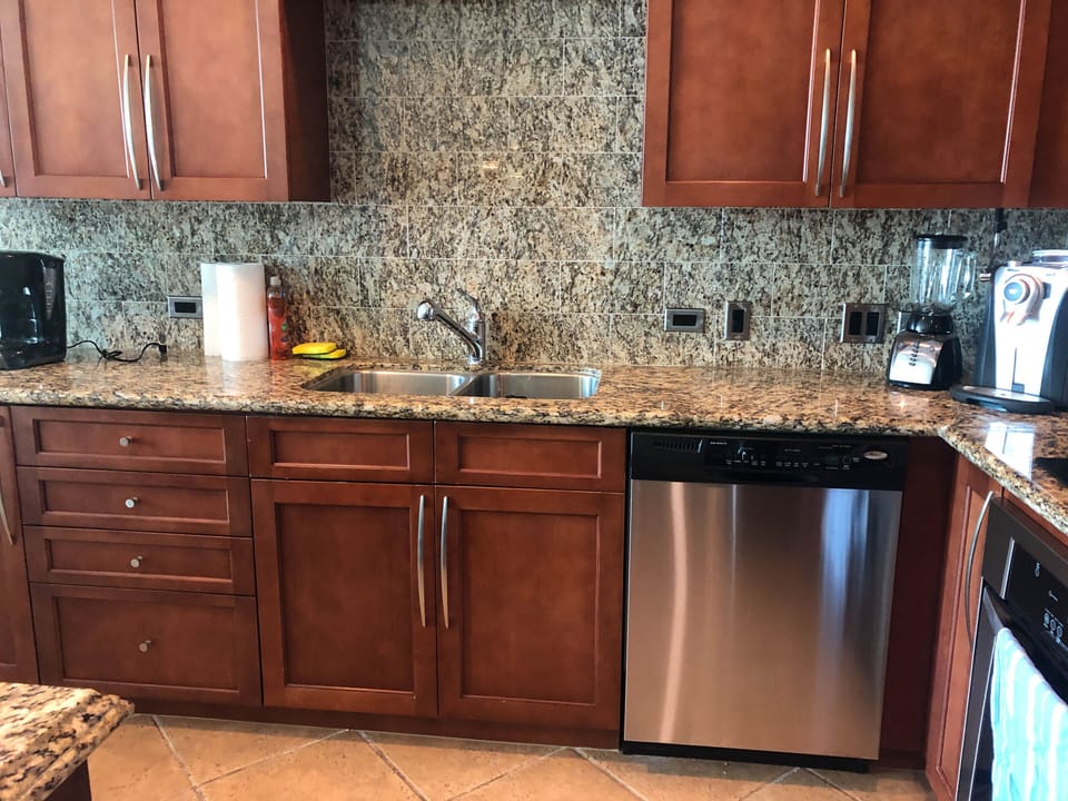 Kitchen has granite and stainless steel appliances, fully equipped for you!