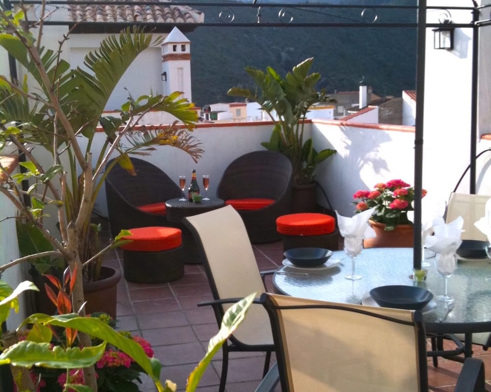 Al fresco dining and chilling out on the gorgeous roof terrace
