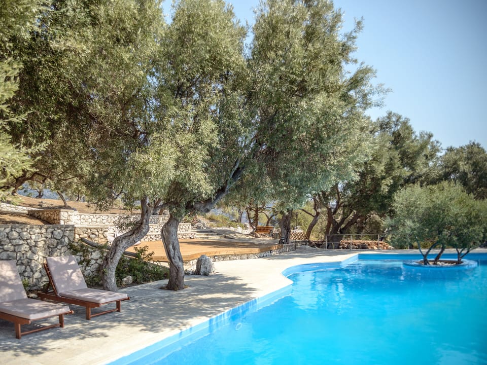 detail view of the infinity pool
