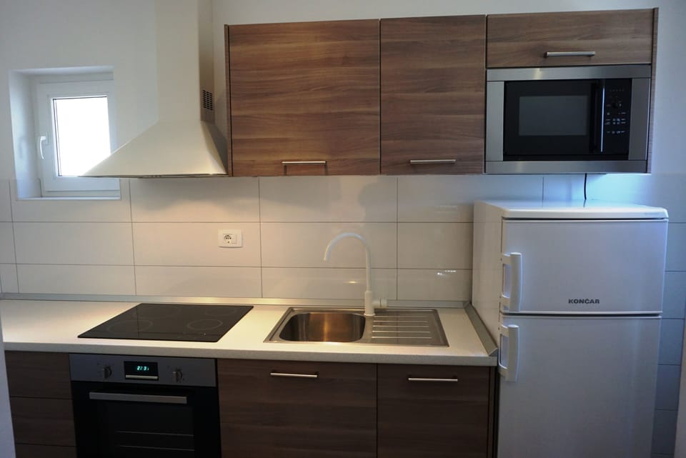Fully-equipped kitchen (inc. microwave) 