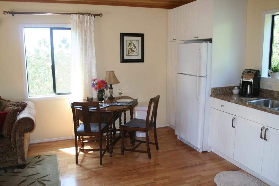 Dining area that expands to seat four