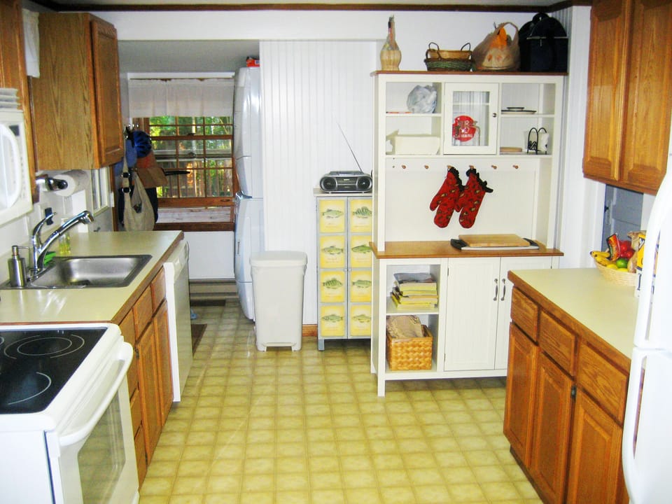 Kitchen: Dishwasher, disposal, microwave, W&D