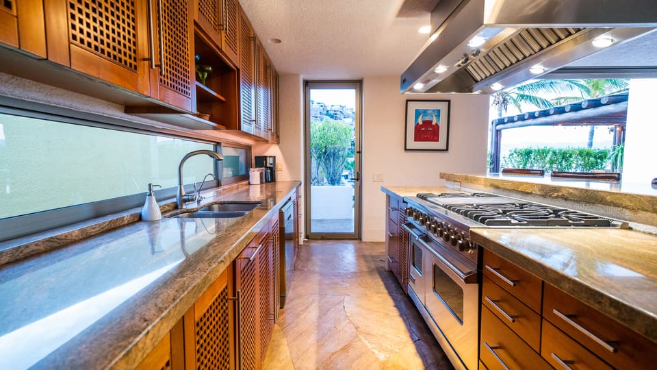 Professional Viking Range with hood. Double oven & six burners!