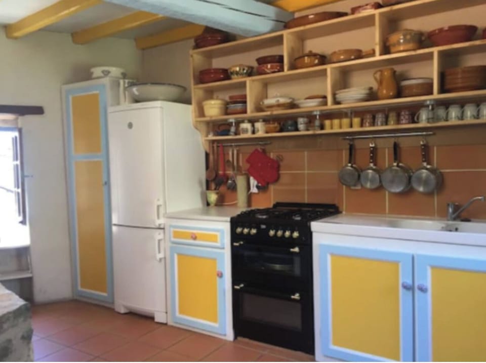 Kitchen 2: fully equipped.