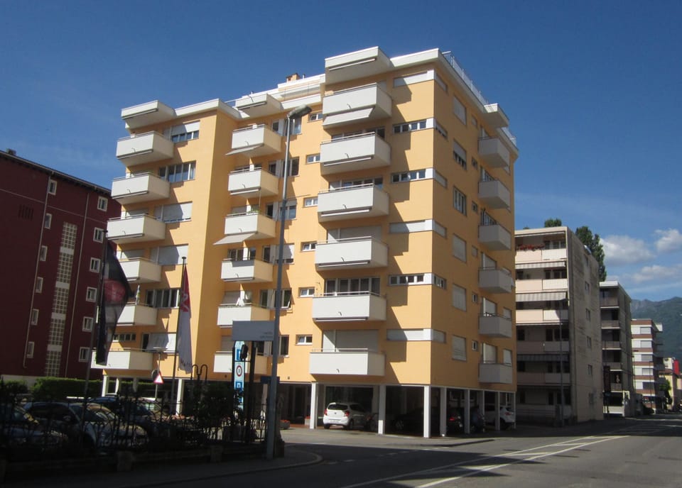 Apt building (5th floor corner)
