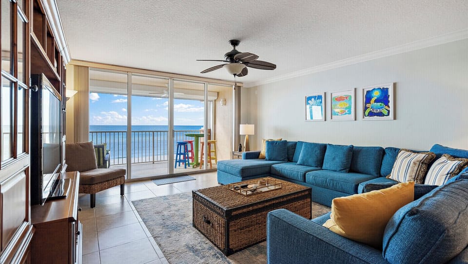 Living room w/large flatscreen and unobstructed beach views